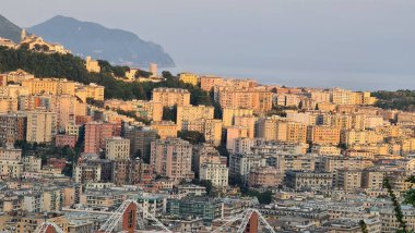Cenova, İtalya - 6 Mayıs 2023: Dağlardan gün batımında Cenova şehrinin en üst manzarası. İtalya 'nın Cenova Marassi kentindeki Ceneviz ve Sampdoria futbol takımlarının hava manzarası.