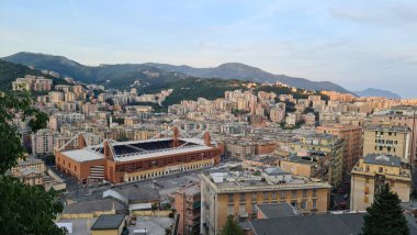Cenova, İtalya - 6 Mayıs 2023: Dağlardan gün batımında Cenova şehrinin en üst manzarası. İtalya 'nın Cenova Marassi kentindeki Ceneviz ve Sampdoria futbol takımlarının hava manzarası.