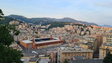 Cenova, İtalya - 6 Mayıs 2023: Dağlardan gün batımında Cenova şehrinin en üst manzarası. İtalya 'nın Cenova Marassi kentindeki Ceneviz ve Sampdoria futbol takımlarının hava manzarası.