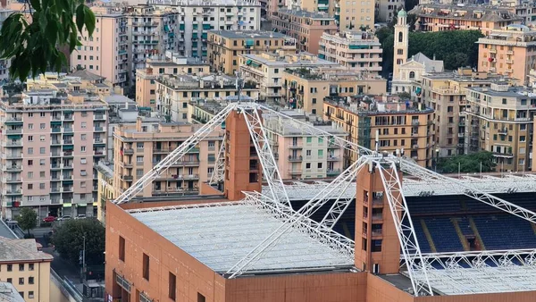 Cenova, İtalya - 6 Mayıs 2023: Dağlardan gün batımında Cenova şehrinin en üst manzarası. İtalya 'nın Cenova Marassi kentindeki Ceneviz ve Sampdoria futbol takımlarının hava manzarası.