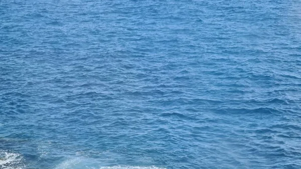 意大利热那亚 2023年5月11日 春天美丽的海景 天气炎热 大海平静 马达加斯加海景的颜色 岩石附近的小海浪 — 图库照片