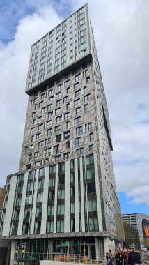 ROTTERDAM, NETHERLANDS - 25 Nisan 2023: güzel bir bahar gününde şehir merkezinde binalar. Şehir merkezinin finans bölgesi çevresindeki görüntüsü, gökdelenler boyunca uçuyor..