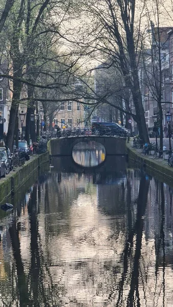 네덜란드 암스테르담 2023 봄날에 암스테르담 암스텔 주변을 자전거를 다니면서 도시의 — 스톡 사진
