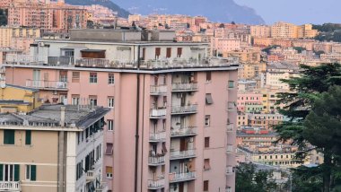 Cenova, İtalya 06 Mayıs 2023: Val Bisagno, Marassi bölgesinin güzel hava manzarası. Genova 'nın en iyi futbol takımı olan Genova ve Sampdoria' nın oynadığı Ferraris Stadyumu ile Marassi 'nin görüntüsü.