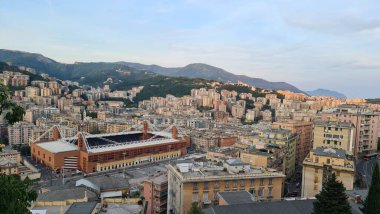 Cenova, İtalya 06 Mayıs 2023: Val Bisagno, Marassi bölgesinin güzel hava manzarası. Genova 'nın en iyi futbol takımı olan Genova ve Sampdoria' nın oynadığı Ferraris Stadyumu ile Marassi 'nin görüntüsü.