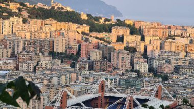 Cenova, İtalya 06 Mayıs 2023: Val Bisagno, Marassi bölgesinin güzel hava manzarası. Genova 'nın en iyi futbol takımı olan Genova ve Sampdoria' nın oynadığı Ferraris Stadyumu ile Marassi 'nin görüntüsü.