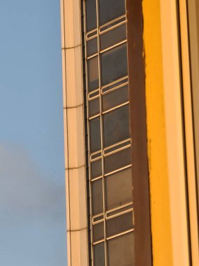 Cenova, İtalya, Haziran 06, 2023: Günbatımında gökyüzüne karşı modern cam gökdelenler. Modern mimarinin düşük açılı görüntüsü. Soyut iş dünyası modern şehir kentsel mimari arka planı.