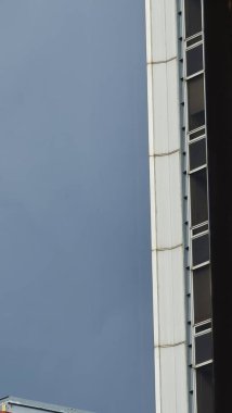 Cenova, İtalya, Haziran 06, 2023: Günbatımında gökyüzüne karşı modern cam gökdelenler. Modern mimarinin düşük açılı görüntüsü. Soyut iş dünyası modern şehir kentsel mimari arka planı.