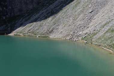 Alto Adige, İtalya 16 Temmuz 2023: Boe Gölü, Alta Badia, Alto Adige, İtalya 'da Dolomite Dağı' nda küçük bir alpin gölü.