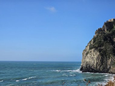 Corniglia, 5 Terre, İtalya - 05 Ocak 2024: Cinque Terre manzarasının güzel fotoğrafları. Kış günlerinde arka planda mavi gökyüzü olan dalgaların muhteşem manzarası. 