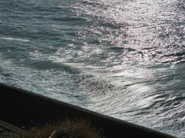 Corniglia, 5 Terre, İtalya - 05 Ocak 2024: Cinque Terre manzarasının güzel fotoğrafları. Kış günlerinde arka planda mavi gökyüzü olan dalgaların muhteşem manzarası. 