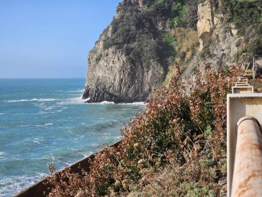 Corniglia, 5 Terre, İtalya - 05 Ocak 2024: Cinque Terre manzarasının güzel fotoğrafları. Kış günlerinde arka planda mavi gökyüzü olan dalgaların muhteşem manzarası. 