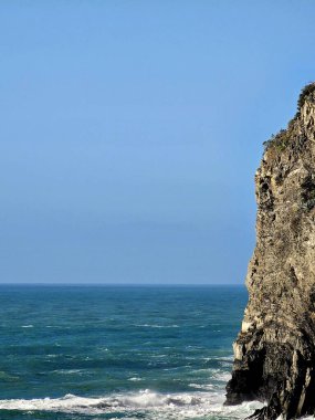 Corniglia, 5 Terre, İtalya - 05 Ocak 2024: Cinque Terre manzarasının güzel fotoğrafları. Kış günlerinde arka planda mavi gökyüzü olan dalgaların muhteşem manzarası. 