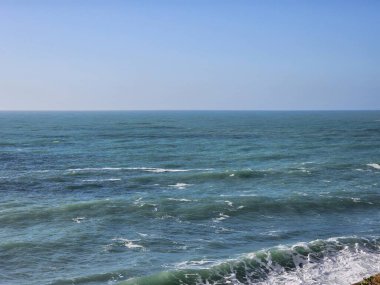 Corniglia, 5 Terre, İtalya - 05 Ocak 2024: Cinque Terre manzarasının güzel fotoğrafları. Kış günlerinde arka planda mavi gökyüzü olan dalgaların muhteşem manzarası. 