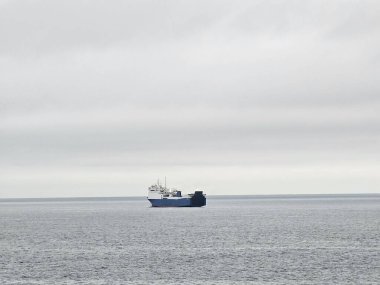 Corniglia, 5 Terre, İtalya - 05 Ocak 2024: Cinque Terre manzarasının güzel fotoğrafları. Kış günlerinde arka planda mavi gökyüzü olan dalgaların muhteşem manzarası. Günbatımı renkleri.