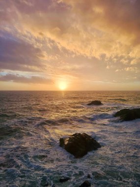 Corniglia, 5 Terre, İtalya - 05 Ocak 2024: Cinque Terre manzarasının güzel fotoğrafları. Kış günlerinde arka planda mavi gökyüzü olan dalgaların muhteşem manzarası. Günbatımı renkleri.