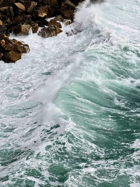 Corniglia, 5 Terre, İtalya - 05 Ocak 2024: Cinque Terre manzarasının güzel fotoğrafları. Kış günlerinde arka planda mavi gökyüzü olan dalgaların muhteşem manzarası. Günbatımı renkleri.