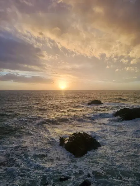Corniglia, 5 Terre, İtalya - 05 Ocak 2024: Cinque Terre manzarasının güzel fotoğrafları. Kış günlerinde arka planda mavi gökyüzü olan dalgaların muhteşem manzarası. Günbatımı renkleri.