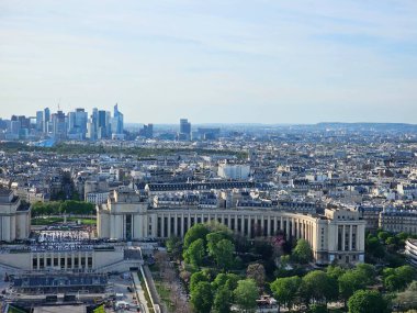Paris, Fransa - 12 Nisan 2024: Paris 'in Seine Nehri, Ile de France, Fransa ile dolu gökyüzü manzarası. Eyfel Kulesi 'nden şehir silueti manzarası.