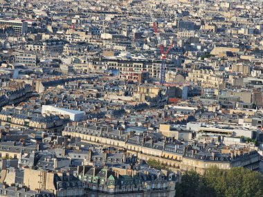 Paris, Fransa - 12 Nisan 2024: Paris 'in Seine Nehri, Ile de France, Fransa ile dolu gökyüzü manzarası. Eyfel Kulesi 'nden şehir silueti manzarası.
