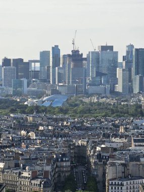 Paris, Fransa - 12 Nisan 2024: Paris 'in Seine Nehri, Ile de France, Fransa ile dolu gökyüzü manzarası. Eyfel Kulesi 'nden şehir silueti manzarası.