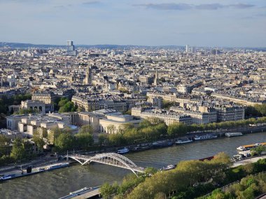 Paris, Fransa - 12 Nisan 2024: Paris 'in Seine Nehri, Ile de France, Fransa ile dolu gökyüzü manzarası. Eyfel Kulesi 'nden şehir silueti manzarası.