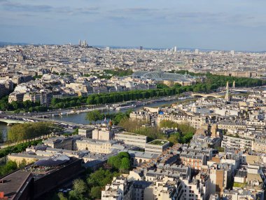 Paris, Fransa - 12 Nisan 2024: Paris 'in Seine Nehri, Ile de France, Fransa ile dolu gökyüzü manzarası. Eyfel Kulesi 'nden şehir silueti manzarası.