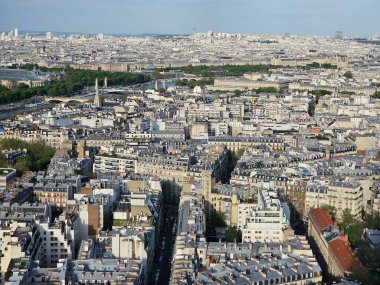 Paris, Fransa - 12 Nisan 2024: Paris 'in Seine Nehri, Ile de France, Fransa ile dolu gökyüzü manzarası. Eyfel Kulesi 'nden şehir silueti manzarası.