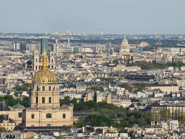 Paris, Fransa - 12 Nisan 2024: Paris 'in Seine Nehri, Ile de France, Fransa ile dolu gökyüzü manzarası. Eyfel Kulesi 'nden şehir silueti manzarası.