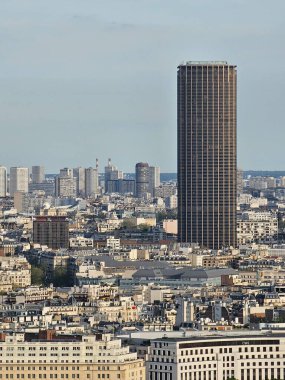 Paris, Fransa - 12 Nisan 2024: Yoğun şehir genişliği ve modern gökdelenler ile Paris 'in gökyüzü manzarası, Ile de France, Fransa. Modern gökdelenler ve eski binalar arasında inanılmaz bir karışım.