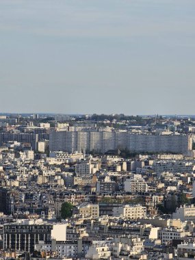 Paris, Fransa - 12 Nisan 2024: Yoğun şehir genişliği ve modern gökdelenler ile Paris 'in gökyüzü manzarası, Ile de France, Fransa. Modern gökdelenler ve eski binalar arasında inanılmaz bir karışım.