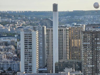 Paris, Fransa - 12 Nisan 2024: Yoğun şehir genişliği ve modern gökdelenler ile Paris 'in gökyüzü manzarası, Ile de France, Fransa. Modern gökdelenler ve eski binalar arasında inanılmaz bir karışım.