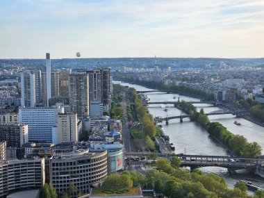 Paris, Fransa - 12 Nisan 2024: Yoğun şehir genişliği ve modern gökdelenler ile Paris 'in gökyüzü manzarası, Ile de France, Fransa. Modern gökdelenler ve eski binalar arasında inanılmaz bir karışım.