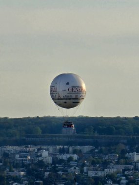 Paris, Fransa - 12 Nisan 2024: Yoğun şehir genişliği ve modern gökdelenler ile Paris 'in gökyüzü manzarası, Ile de France, Fransa. Modern gökdelenler ve eski binalar arasında inanılmaz bir karışım.