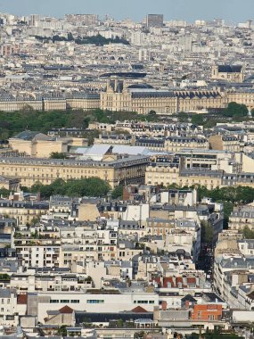 Paris, Fransa - 12 Nisan 2024: Yoğun şehir genişliği ve modern gökdelenler ile Paris 'in gökyüzü manzarası, Ile de France, Fransa. Modern gökdelenler ve eski binalar arasında inanılmaz bir karışım.