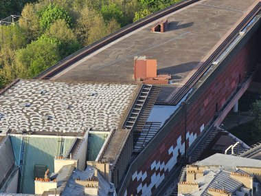 Paris, Fransa - 12 Nisan 2024: Yoğun şehir genişliği ve modern gökdelenler ile Paris 'in gökyüzü manzarası, Ile de France, Fransa. Modern gökdelenler ve eski binalar arasında inanılmaz bir karışım.