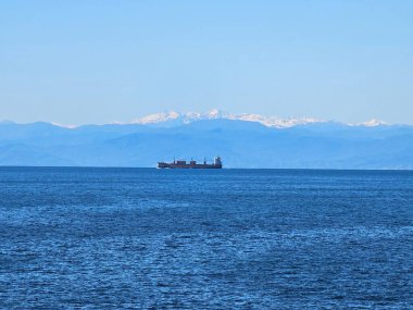 Cenova, İtalya, 19 Nisan 2024. İtalya 'nın Liguria kentindeki sahil şeridinden Cenova Nervi' nin manzarası. Mavi gökyüzünün denize yansıdığı güneşli güzel bir gün. Akdeniz kayalık kıyı köyü