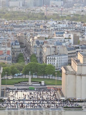 Paris, Fransa - 12 Nisan 2024: Modern gökdelenler ve eski binalar arasındaki altın saat boyunca Paris şehrine havadan bakış. Şehrin üzerinde güzel bir gün batımı yansıyor binalara.
