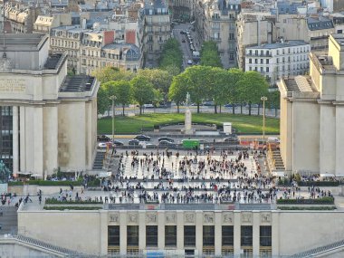 Paris, Fransa - 12 Nisan 2024: Modern gökdelenler ve eski binalar arasındaki altın saat boyunca Paris şehrine havadan bakış. Şehrin üzerinde güzel bir gün batımı yansıyor binalara.