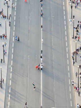 Paris, Fransa - 12 Nisan 2024: Modern gökdelenler ve eski binalar arasındaki altın saat boyunca Paris şehrine havadan bakış. Şehrin üzerinde güzel bir gün batımı yansıyor binalara.