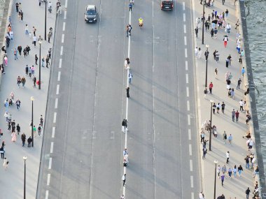 Paris, Fransa - 12 Nisan 2024: Modern gökdelenler ve eski binalar arasındaki altın saat boyunca Paris şehrine havadan bakış. Şehrin üzerinde güzel bir gün batımı yansıyor binalara.