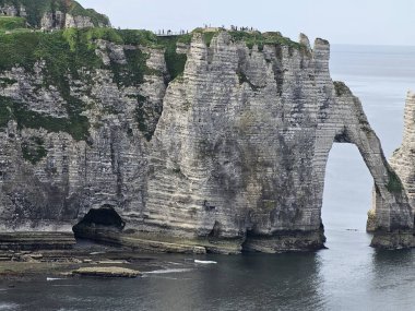 Normandiya, Fransa - 18 Mayıs 2024: Etretat uçurumlarındaki resimli panoramik manzara. Doğal muhteşem uçurumlar. Etretat, Normandiya, Fransa, La Manche veya Manş Denizi. Güneşli yaz gününde Pays de Caux bölgesinin kıyısında. Fransa