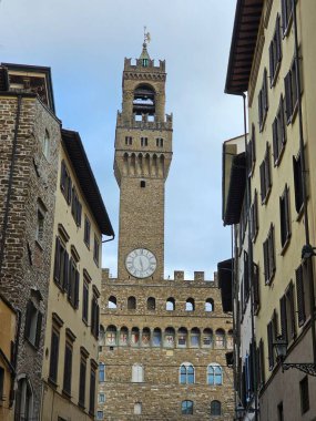 Florence, İtalya - 5 Ekim 2024: Sonbahar günlerinde Floransa 'yı keşfetmek. Duomo 'dan Ponte Vecchio' ya, şehri kapsayan eski mimari. Arno nehrine yansıyan güzel gökyüzü.