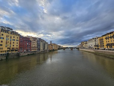 Florence, İtalya - 5 Ekim 2024: Sonbahar günlerinde Floransa 'yı keşfetmek. Duomo 'dan Ponte Vecchio' ya, şehri kapsayan eski mimari. Arno nehrine yansıyan güzel gökyüzü.