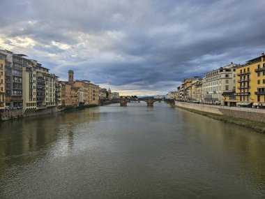 Florence, İtalya - 5 Ekim 2024: Sonbahar günlerinde Floransa 'yı keşfetmek. Duomo 'dan Ponte Vecchio' ya, şehri kapsayan eski mimari. Arno nehrine yansıyan güzel gökyüzü.