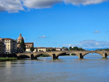 Florence, İtalya - 5 Ekim 2024: Sonbahar günlerinde Floransa 'yı keşfetmek. Duomo 'dan Ponte Vecchio' ya, şehri kapsayan eski mimari. Arno nehrine yansıyan güzel gökyüzü.