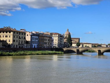 Florence, İtalya - 5 Ekim 2024: Sonbahar günlerinde Floransa 'yı keşfetmek. Duomo 'dan Ponte Vecchio' ya, şehri kapsayan eski mimari. Arno nehrine yansıyan güzel gökyüzü.