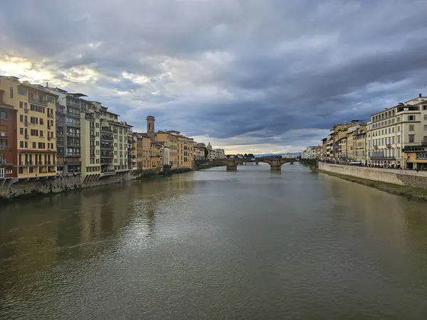 Florence, İtalya - 5 Ekim 2024: Sonbahar günlerinde Floransa 'yı keşfetmek. Duomo 'dan Ponte Vecchio' ya, şehri kapsayan eski mimari. Arno nehrine yansıyan güzel gökyüzü.