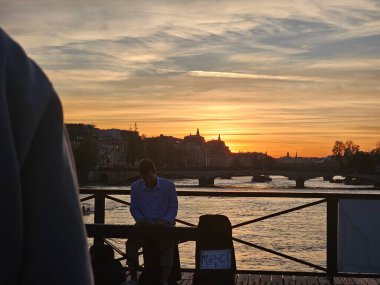 Paris, Fransa - 12 Nisan 2024: Modern gökdelenler ve eski binalar arasındaki altın saat boyunca Paris şehrine havadan bakış. Şehrin üzerinde güzel bir gün batımı yansıyor binalara.