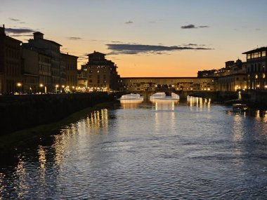Floransa, İtalya - 5 Ekim 2024: Piazzale Michelangelo 'dan altın gün batımında Floransa' nın nefes kesici manzarası. Duomo, Vecchio Sarayı ve diğer Rönesans simgeleri sıcak akşam günbatımında güneşlenirler.
